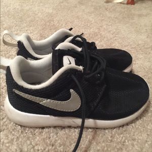 Girls Nike shoes 10.5